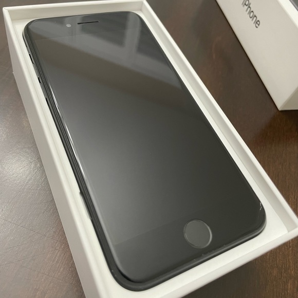 Apple IPhone 7 in Black 128GB - Picture 1 of 10